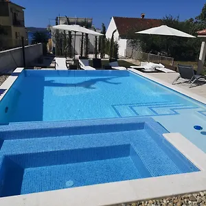 Lukas Bed & Breakfast Sukošan